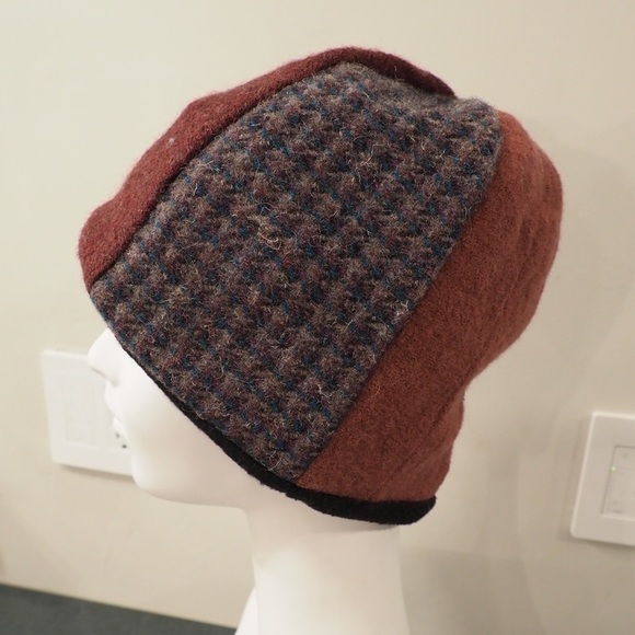 Handmade recycled wool sweater lined hat - Picture 7 of 11